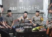 Kapolres Probolinggo Kota Pembinaan Satkamling di Jrebeng Lor, Serahkan Bantuan Senter untuk Ronda Malam