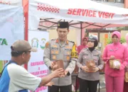 Polres Probolinggo Kota Bagikan 400 Takjil di Depan Mako dan Alun-Alun