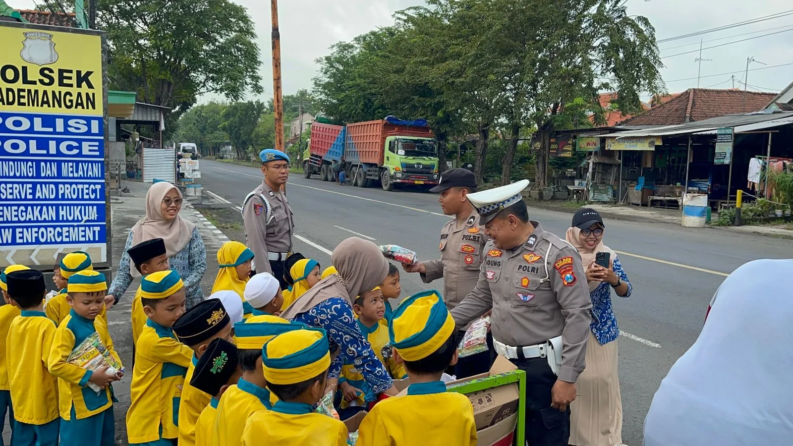 Polsek Kademangan dan Yayasan Hidayatul Ma’arif Bagikan Takjil kepada Pengguna Jalan