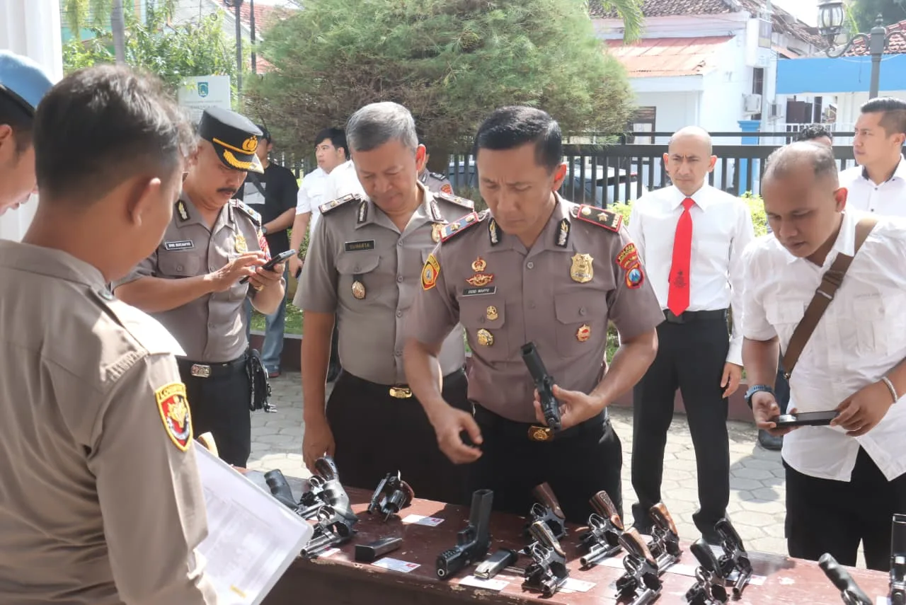 Propam Polres Probolinggo Kota Cek Senpi Dinas Anggota untuk Cegah Pelanggaran