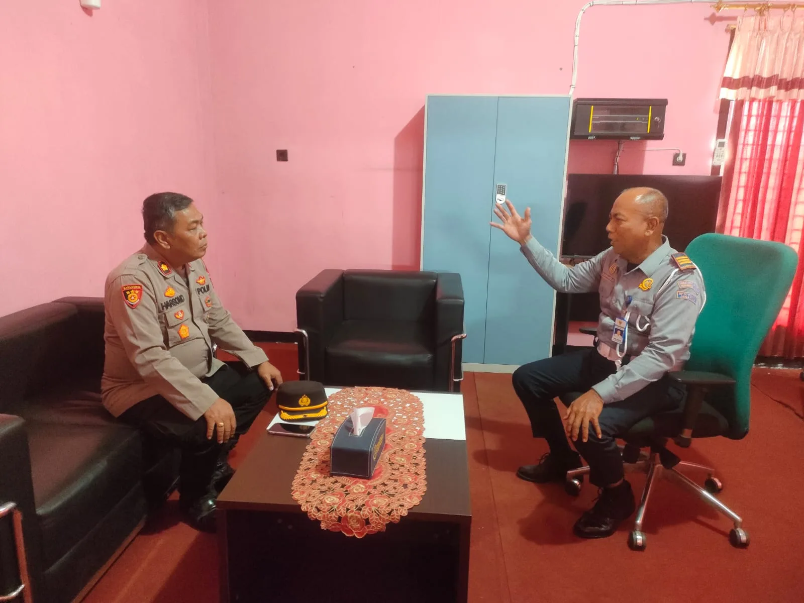 Kapolsek Kademangan Tinjau Arus Mudik di Terminal Bayuangga, Pemudik Diimbau Utamakan Keselamatan