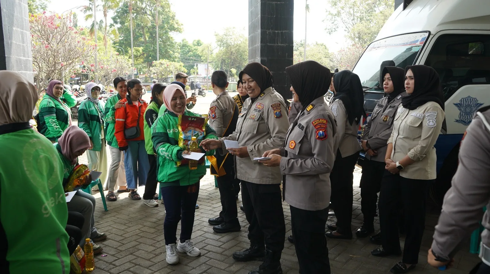 Kartini di Atas Aspal: Ketangguhan dan Pesan Keselamatan dari Jalanan