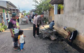 Wujudkan Indonesia Asri, Tiga Pilar Kelurahan Sumbertaman Kerja Bakti Bersihkan Saluran Air