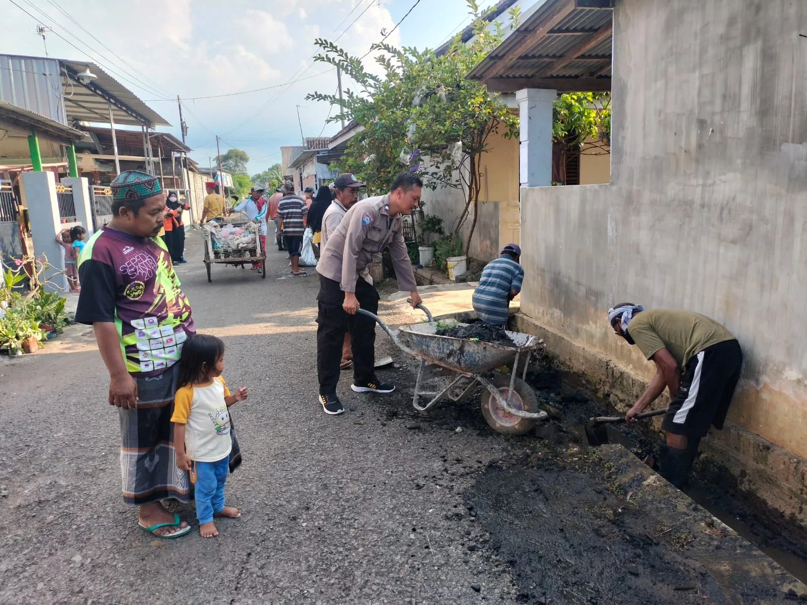 Wujudkan Indonesia Asri, Tiga Pilar Kelurahan Sumbertaman Kerja Bakti Bersihkan Saluran Air