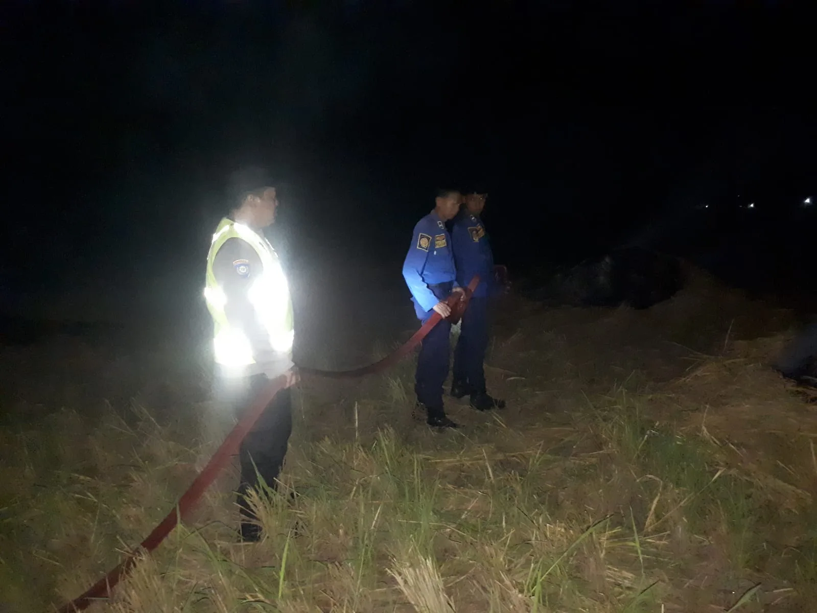 Asap Pembakaran Jerami Ganggu Warga Triwung Lor, Polisi dan Damkar Turun Tangan