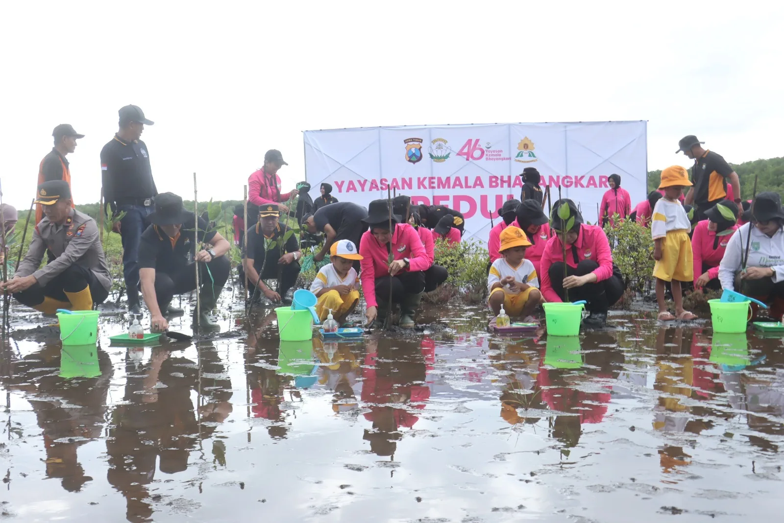 Jaga Ekosistem Pesisir, Polres Probolinggo Kota Tanam Mangrove di Pantai Permata