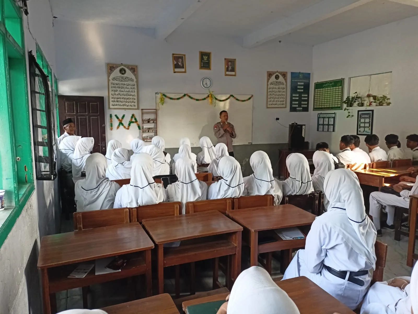 Polisi Masuk Sekolah, Pelajar MTS Sunan Giri Probolinggo Diedukasi Kamtibmas dan Disiplin