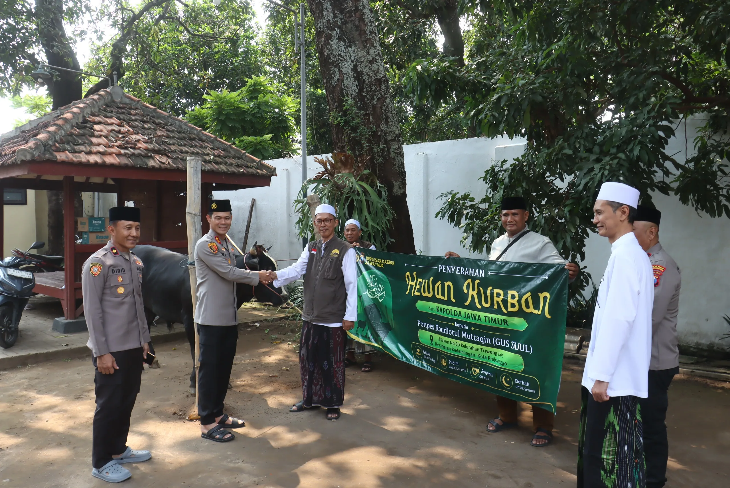 Polres Probolinggo Kota Salurkan 43 Hewan Kurban untuk Masyarakat dan Pondok Pesantren