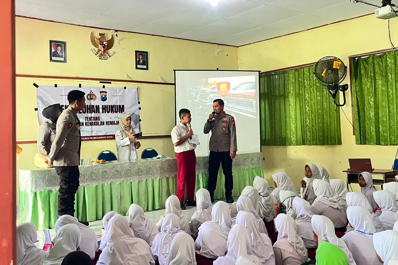 Polres Probolinggo Kota Edukasi 256 Siswa Baru SMP Negeri 4 tentang Bahaya NAPZA Saat MPLS