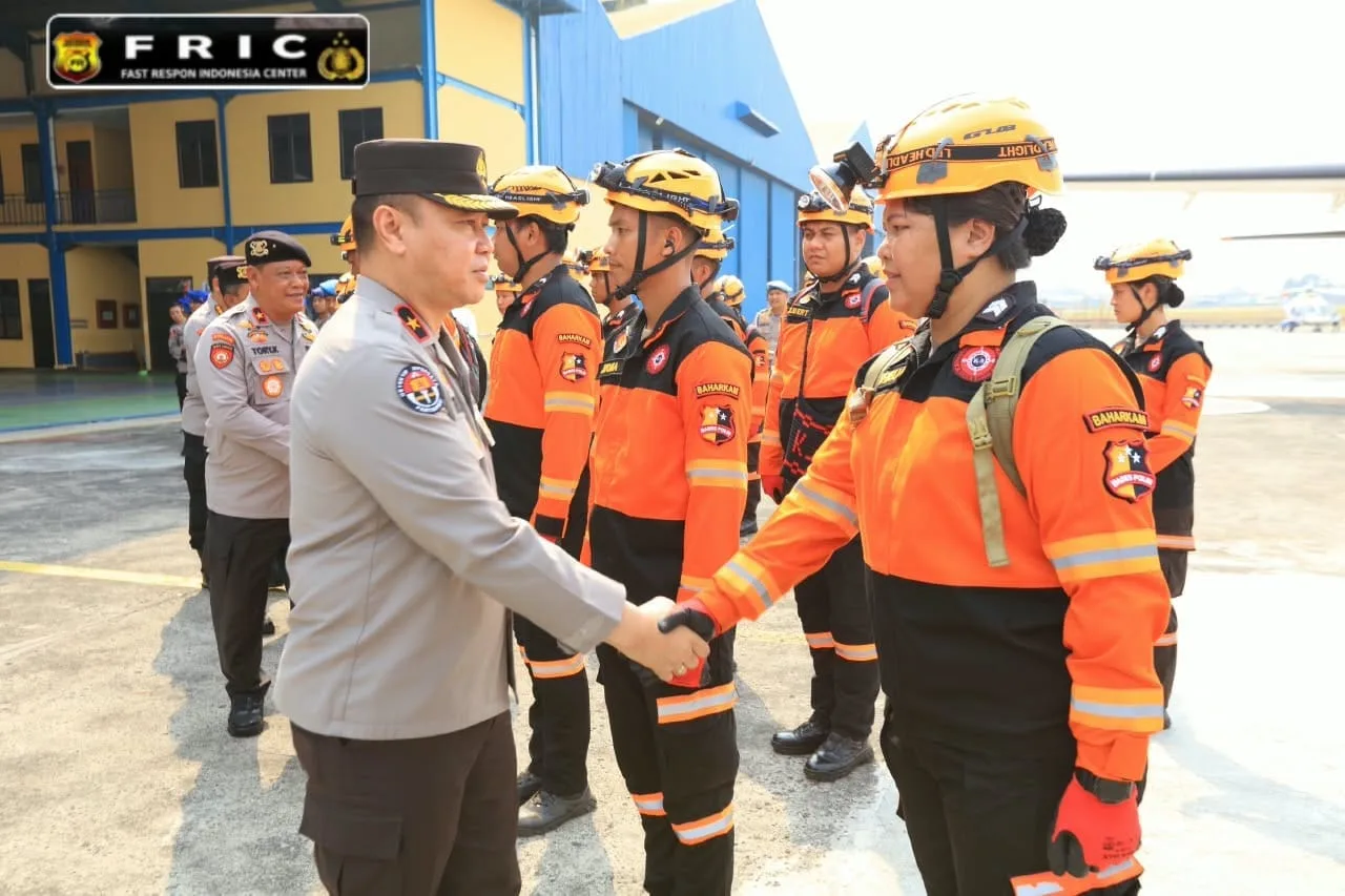 Terus Bergerak, Polri Kembali Kirim Personel K9 dan 2,5 Ton Logistik untuk Korban Gempa NTT