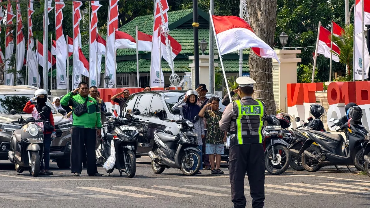 Detik-detik Proklamasi di Traffic Light Brak Probolinggo, Pengendara Kompak Hormat Merah Putih