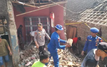 Polri Hadir di Tengah Warga, Bersihkan Puing Pascaledakan di Panimbang