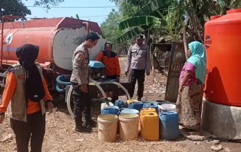 Polisi Dampingi Distribusi Air Bersih untuk Warga Desa Sumber Kramat