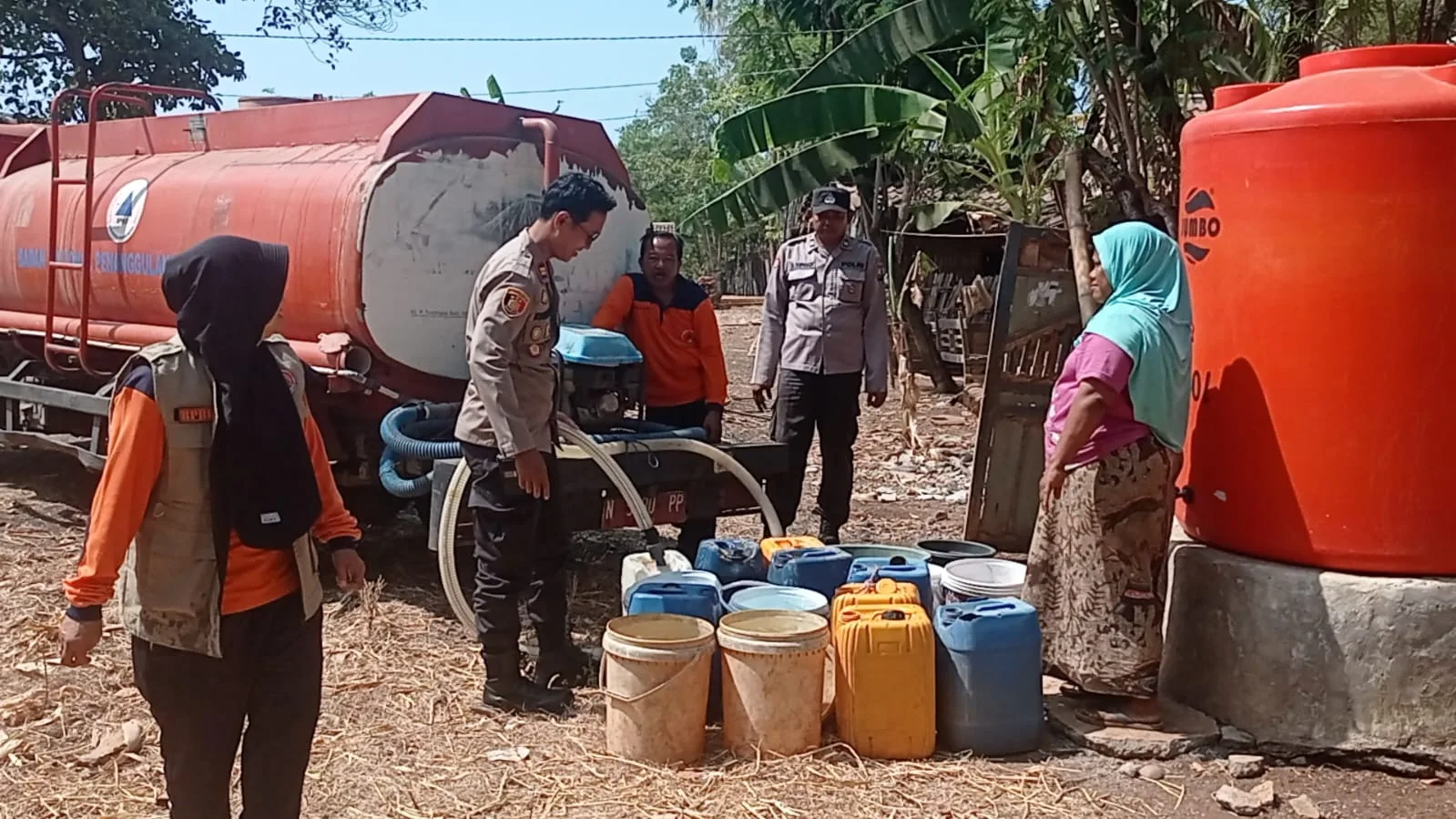 Polisi Dampingi Distribusi Air Bersih untuk Warga Desa Sumber Kramat