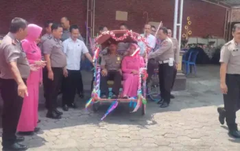 Polsek Kademangan Lepas Aiptu Agus Erwantoro Dengan Penuh Haru, Diantar Tinggalkan Mapolsek Menggunakan Becak