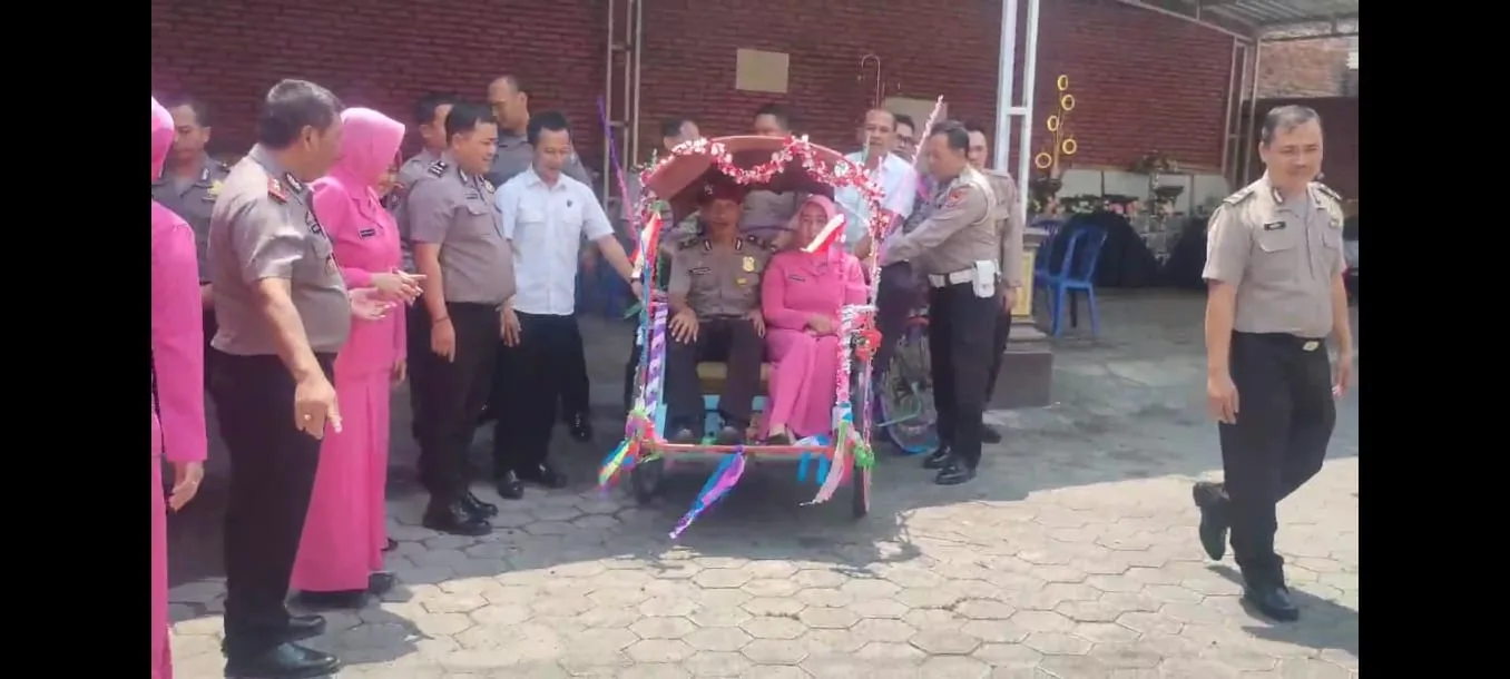 Polsek Kademangan Lepas Aiptu Agus Erwantoro Dengan Penuh Haru, Diantar Tinggalkan Mapolsek Menggunakan Becak