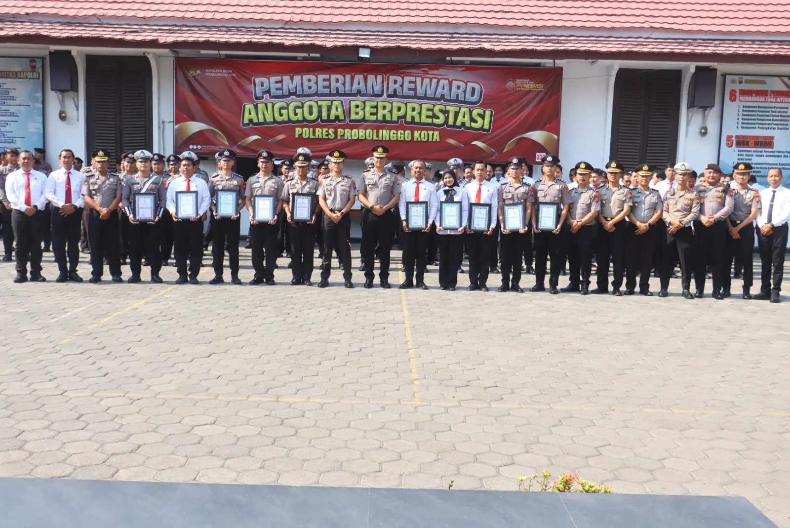 Polres Probolinggo Kota Beri Penghargaan ke 10 Personel Berprestasi